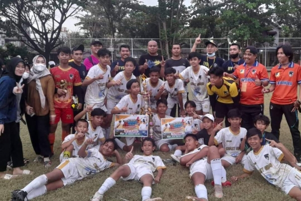 UPP Kintap juara Tournament Sepak Bola Piala Paman Birin Cup 2021.